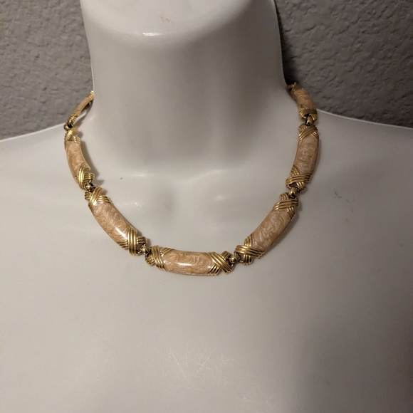 Vintage Monet Elegant Gold Tone Cream Enamel Necklace Choker - Picture 10 of 10